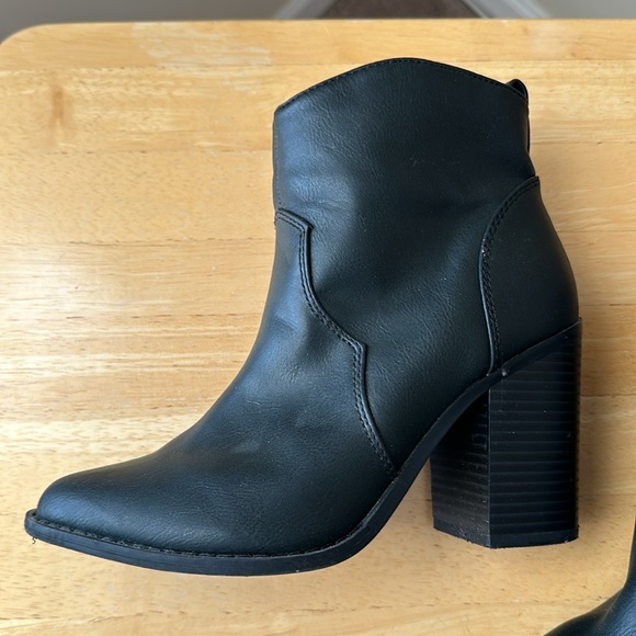 Boots - Picture 4 of 5